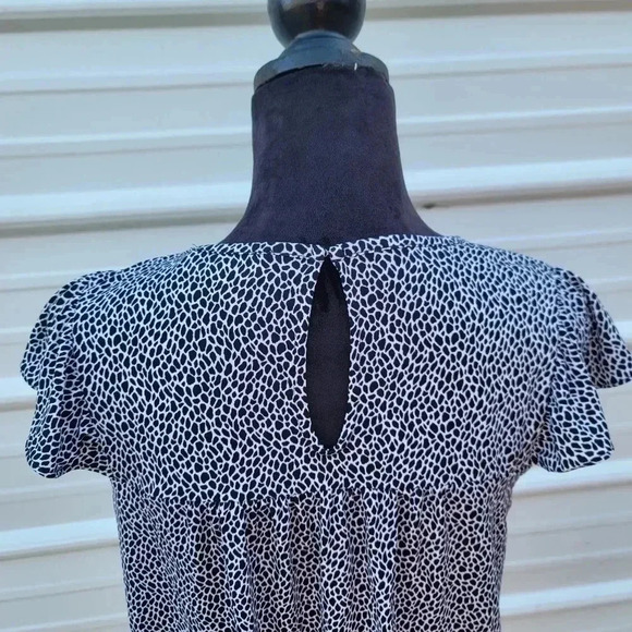 Michael Kors Womens Ruffle Cap Sleeve Blouse Stretch Black White Keyhole sz S - Picture 8 of 10